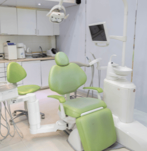 บรรยากาศคลินิกทำฟัน CDC Dental สะพานควาย ห้องรับรองกว้างขวาง